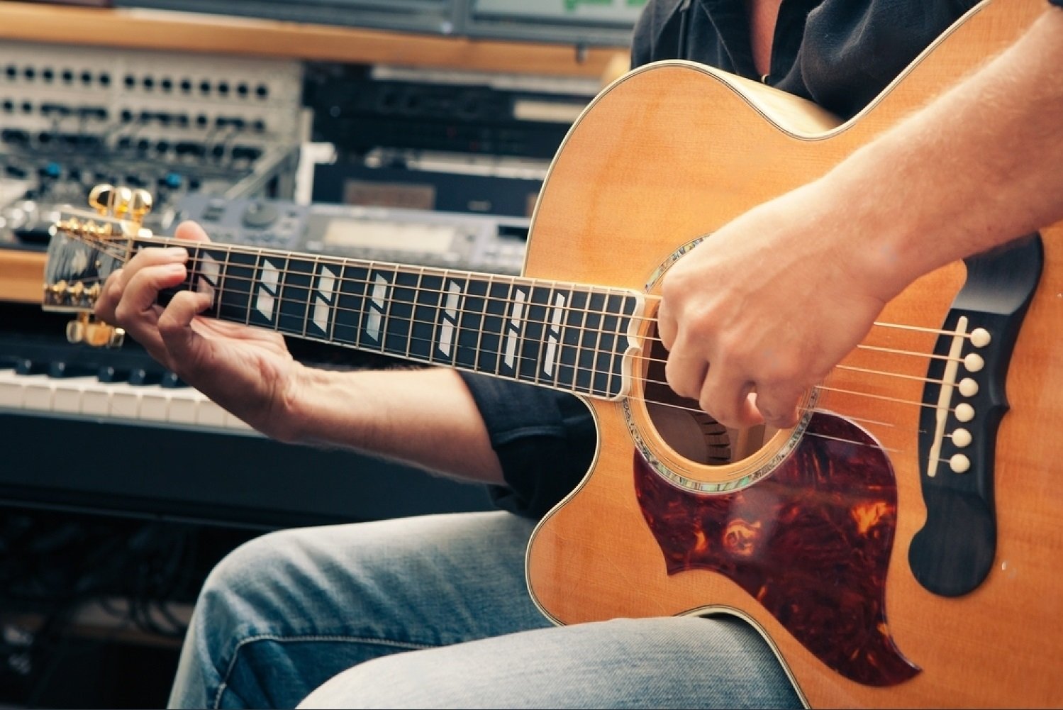 Best Guitars for Left-Handed Beginners: Comfort, Sound, and Quality